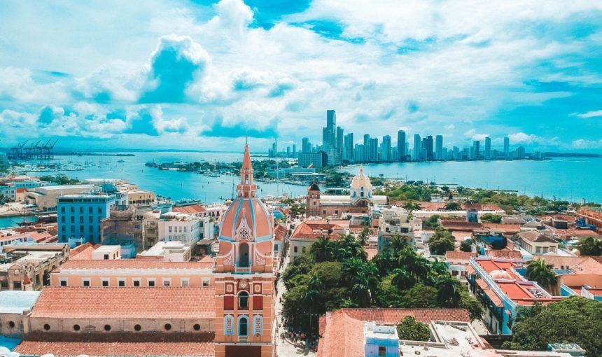 Plan Turístico de 4 Noches en Cartagena con,  Visita a Barú, City Tour Histórico y Tour por la Bahía.